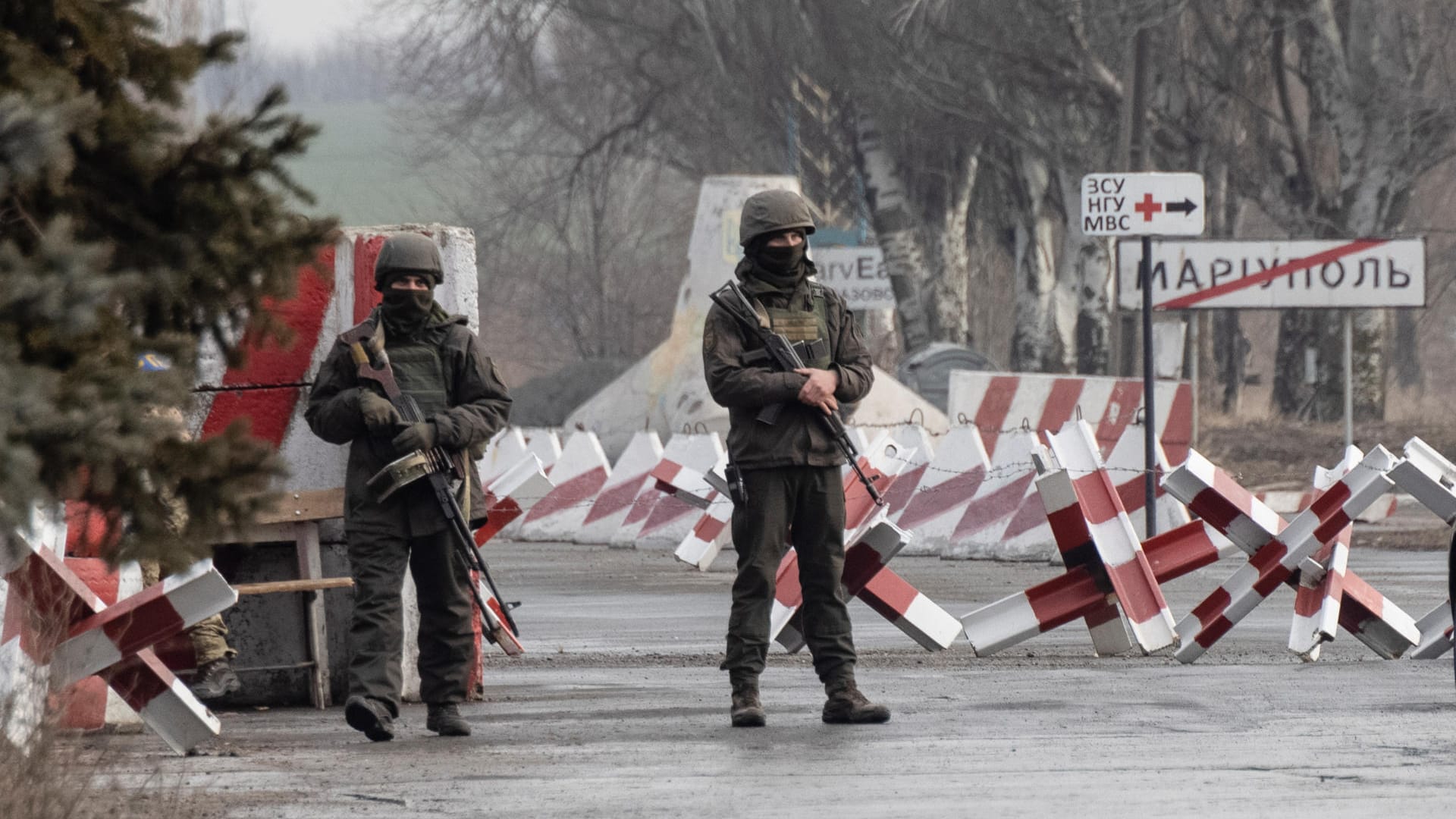 Ukrainische Soldaten stehen an einem Kontrollpunkt nahe der Trennlinie zu den prorussischen Rebellen: Die Sorge vor einem Einmarsch Russlands wächst.