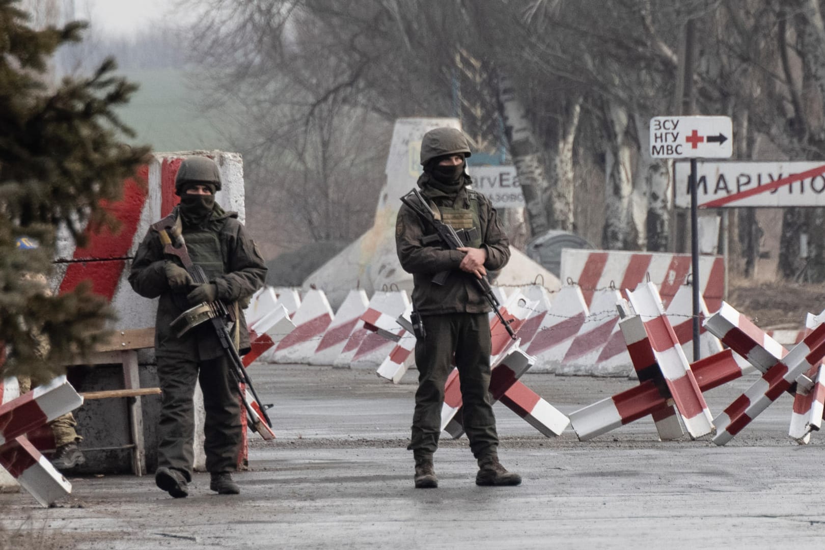 Ukrainische Soldaten stehen an einem Kontrollpunkt nahe der Trennlinie zu den prorussischen Rebellen: Die Sorge vor einem Einmarsch Russlands wächst.