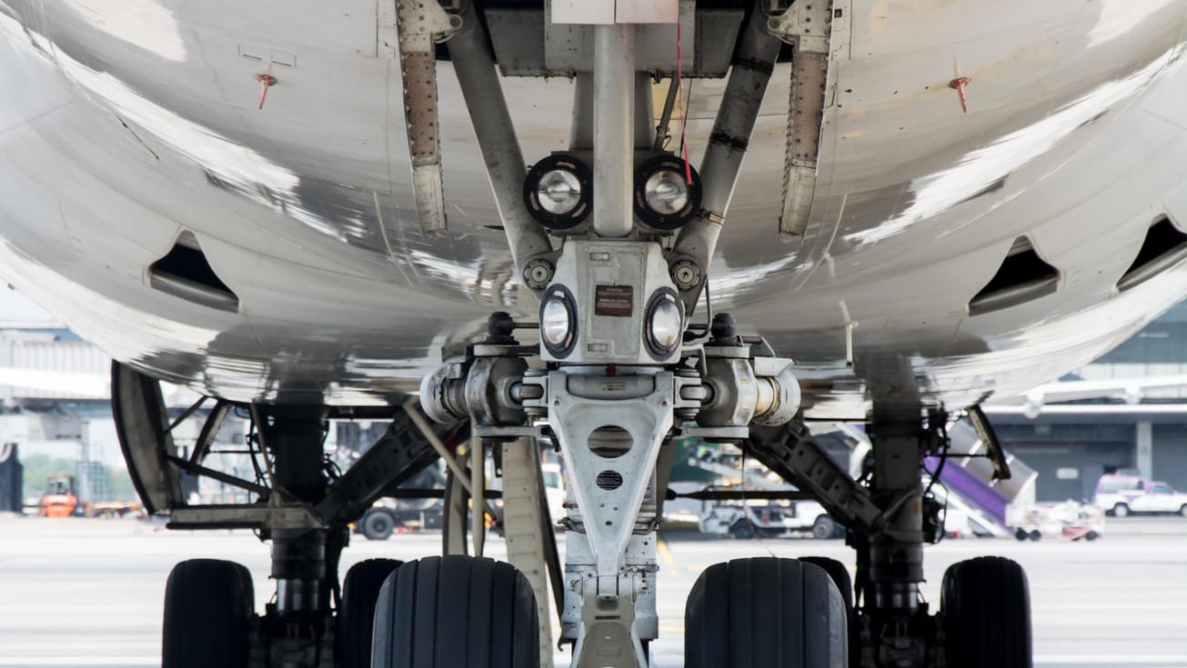 Der Fahrwerksschacht eines Flugzeuges (Symbolbild): An dieser Stelle hatte sich ein blinder Passagier aus Südafrika versteckt.