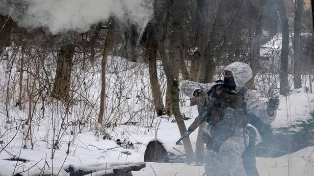 Aus Angst vor einer russischen Invasion haben sich in den letzten Wochen Dutzende von Zivilisten den Armeereserven der Ukraine angeschlossen - wie hier in Kiew.