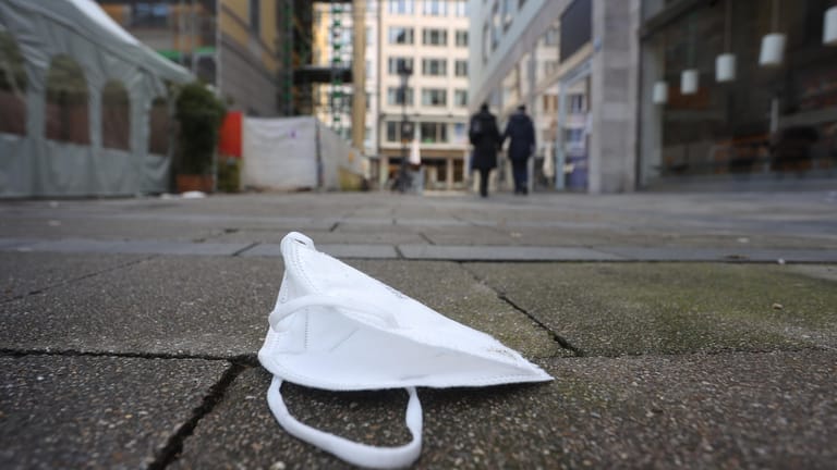 Eine Maske liegt in München auf dem Boden (Symbolbild): Der Inzidenzwert in Deutschland steigt.