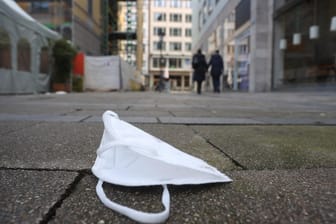 Eine Maske liegt in München auf dem Boden (Symbolbild): Der Inzidenzwert in Deutschland steigt.