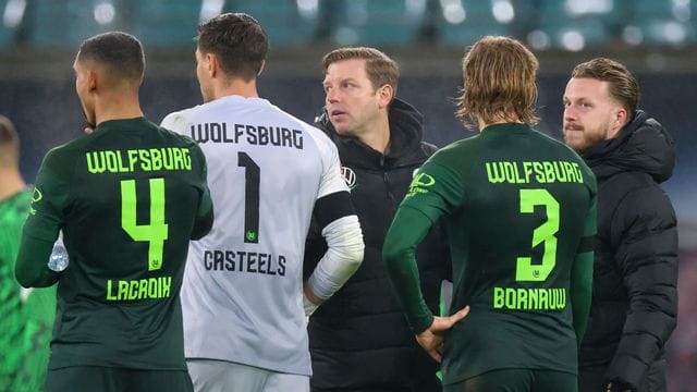 Die Krise bei den Wolfsburgern um Trainer Florian Kohfeldt (M. Die Krise bei den Wolfsburgern um Trainer Florian Kohfeldt (M.