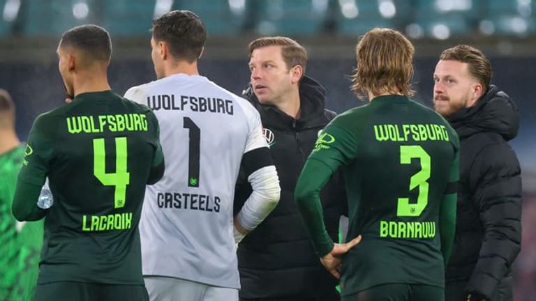 Die Krise bei den Wolfsburgern um Trainer Florian Kohfeldt (M.