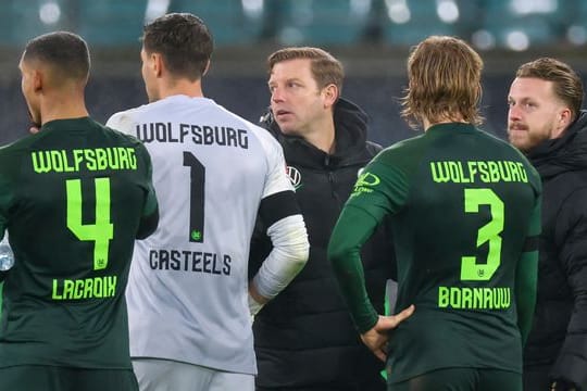 Die Krise bei den Wolfsburgern um Trainer Florian Kohfeldt (M.