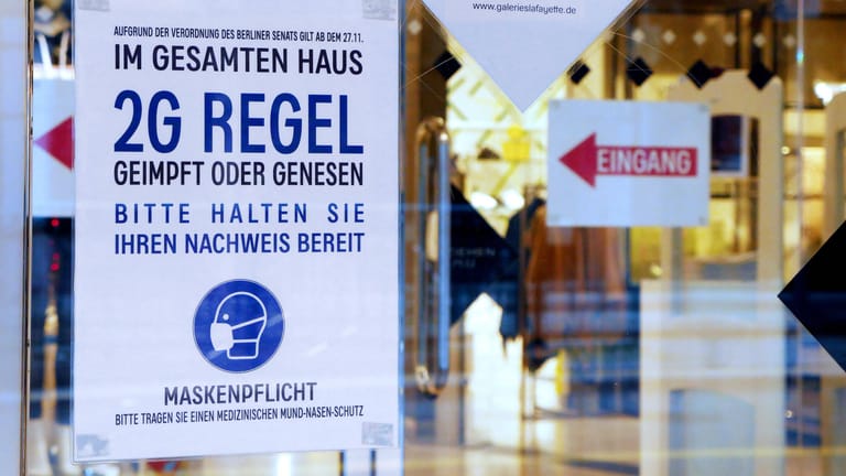 Ein Schild weist auf Zugangsbeschraenkungen hin: Wie sieht die Exit-Strategie für Deutschland aus?