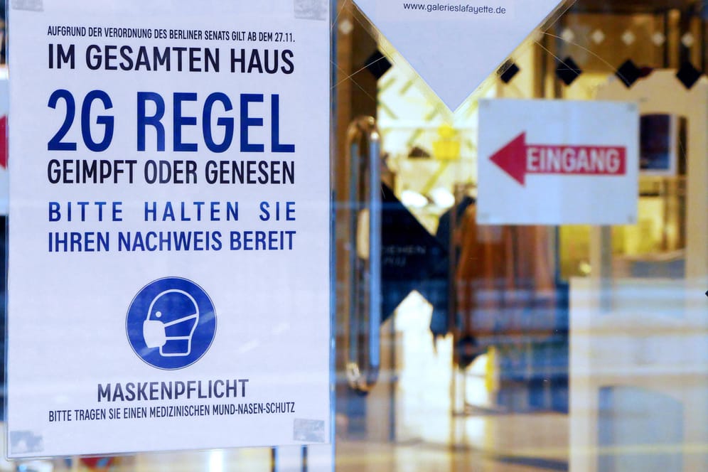 Ein Schild weist auf Zugangsbeschraenkungen hin: Wie sieht die Exit-Strategie für Deutschland aus?