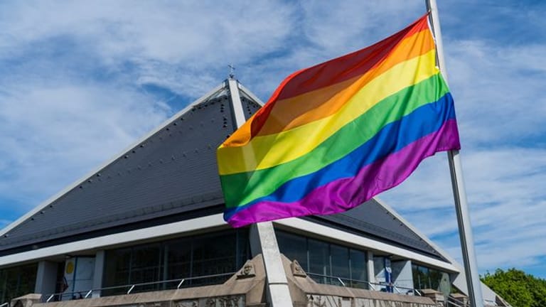125 Mitarbeiter der katholischen Kirche outen sich als queer
