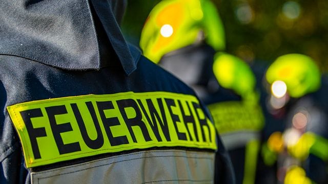 Bei einem Brand in einer Villa in Lübeck konnte die Feuerwehr insgesamt sechs Menschen aus dem Haus retten. (Symbolbild)