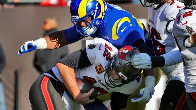 Tom Brady, Quarterback der Tampa Bay Buccaneers, wird von End Aaron Donald von den Los Angeles Rams zu Fall gebracht. Tom Brady, Quarterback der Tampa Bay Buccaneers, wird von End Aaron Donald von den Los Angeles Rams zu Fall gebracht.