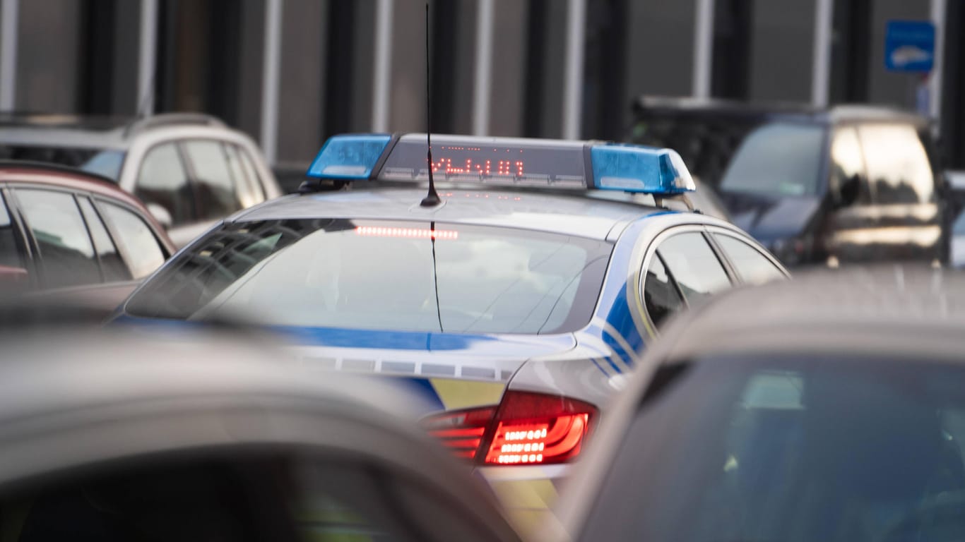 Polizeieinsatz in München (Symbolfoto): Am Morgen wurde ein Radfahrer bei einem Unfall tödlich verletzt.