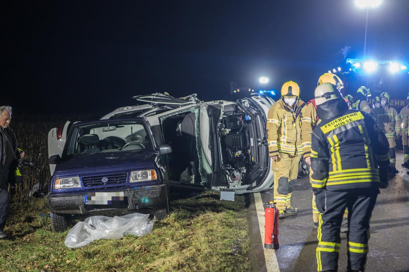 Der Unfallort: Der Wagen der Frau prallte auf das stehende Auto eines Jägers, die Feuerwehr musste die Frau aus ihrem Wagen befreien.