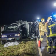 Der Unfallort: Der Wagen der Frau prallte auf das stehende Auto eines Jägers, die Feuerwehr musste die Frau aus ihrem Wagen befreien.