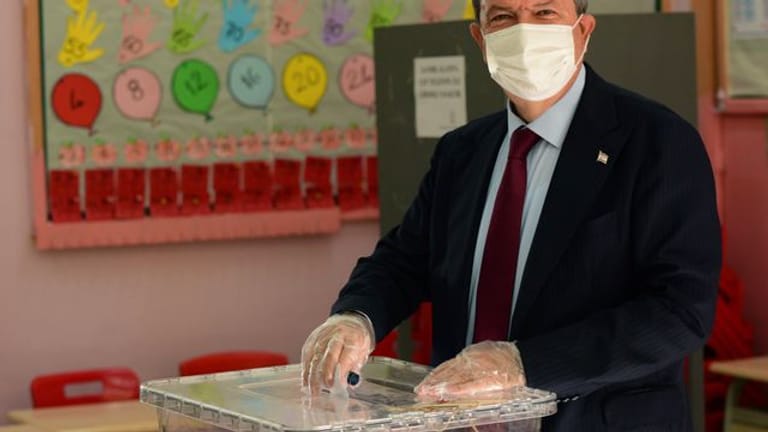 Ersin Tatar während seiner Stimmabgabe in Nikosia.