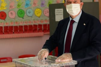 Ersin Tatar während seiner Stimmabgabe in Nikosia.