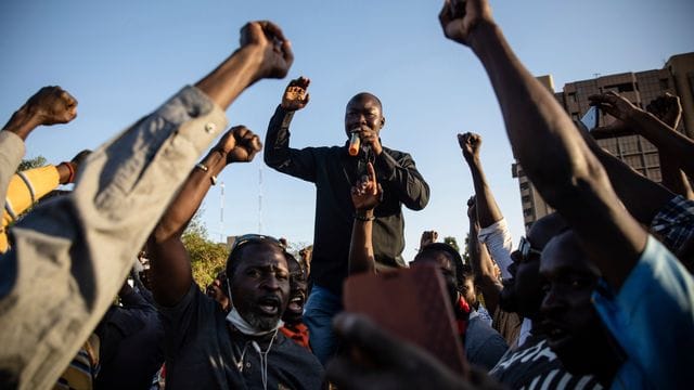 Mamadou Drabo, Anführer der Bewegung "Rettet Burkina Faso", verkündet, dass Oberstleutnant Damiba die Führung des Landes übernommen hat.