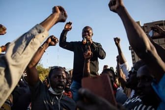 Mamadou Drabo, Anführer der Bewegung "Rettet Burkina Faso", verkündet, dass Oberstleutnant Damiba die Führung des Landes übernommen hat.