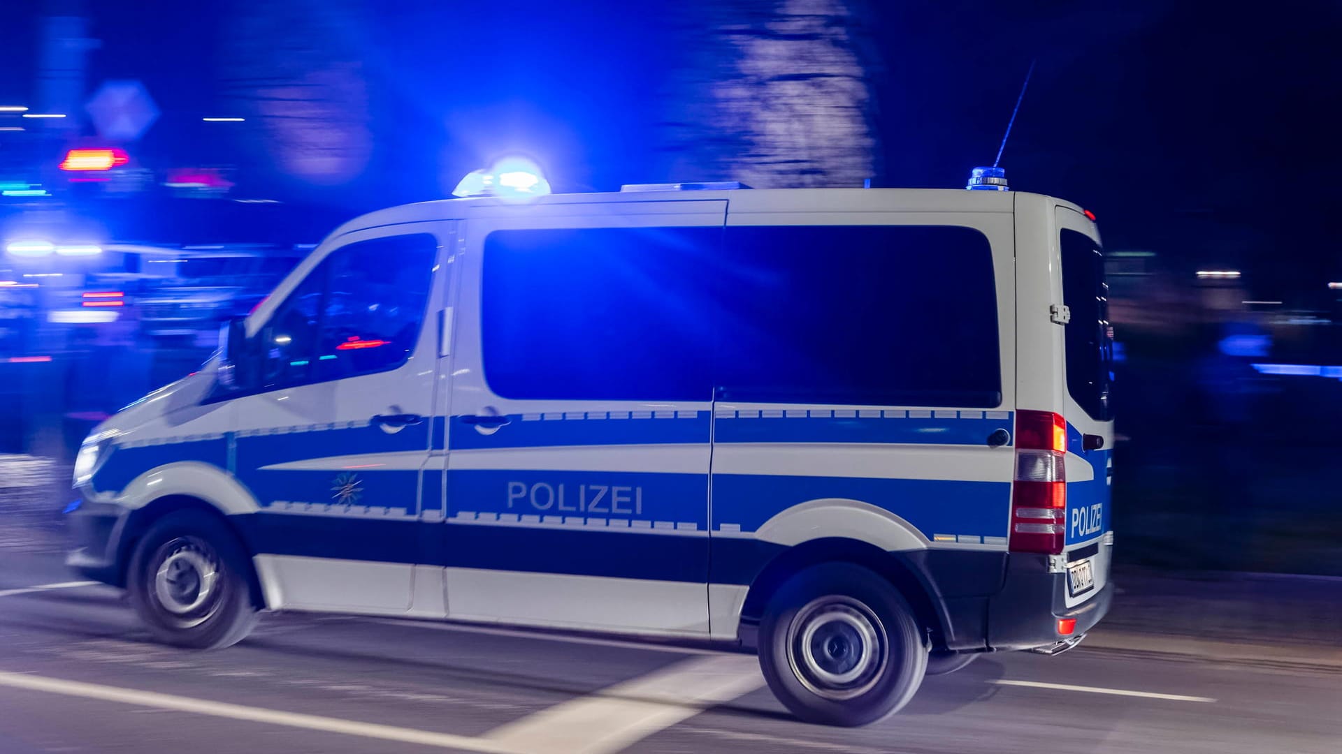 Ein Mannschaftswagen der Polizei bei einer Blaulichtfahrt (Symbolbild): Beide Opfer wurden ausgeraubt. Ein Mannschaftswagen der Polizei bei einer Blaulichtfahrt (Symbolbild): Beide Opfer wurden ausgeraubt.