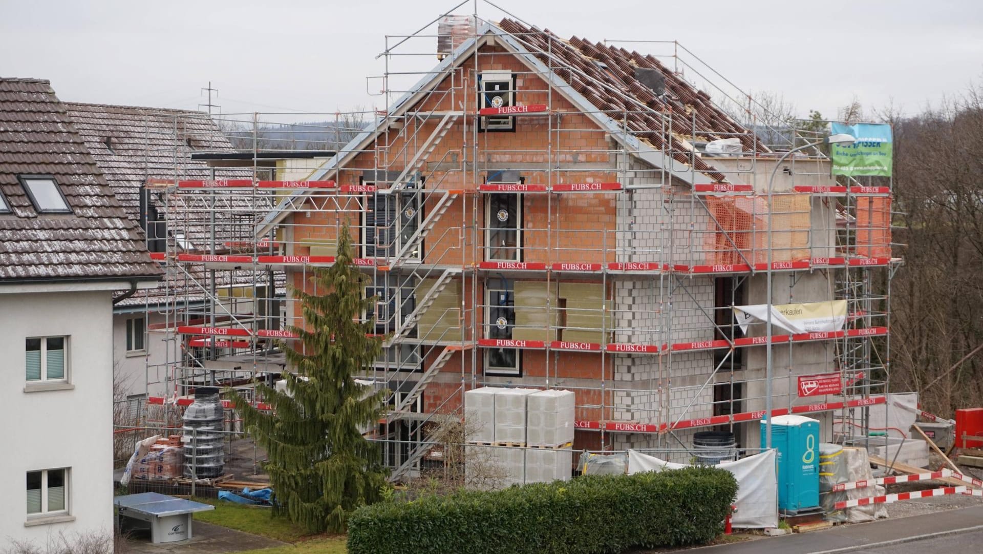 Bau eines Hauses (Symbolbild): Wer Geld für den energieeffizienten Hausbau beantragte, geht vorerst leer aus.