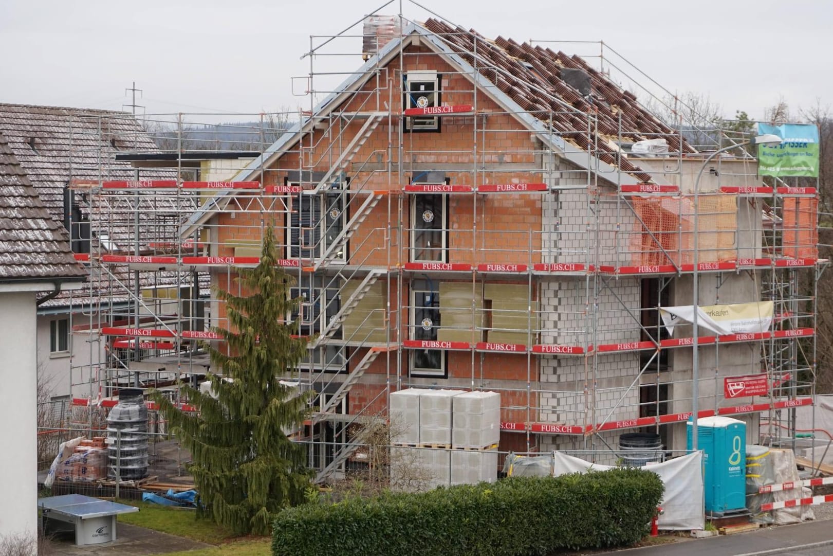 Bau eines Hauses (Symbolbild): Wer Geld für den energieeffizienten Hausbau beantragte, geht vorerst leer aus.