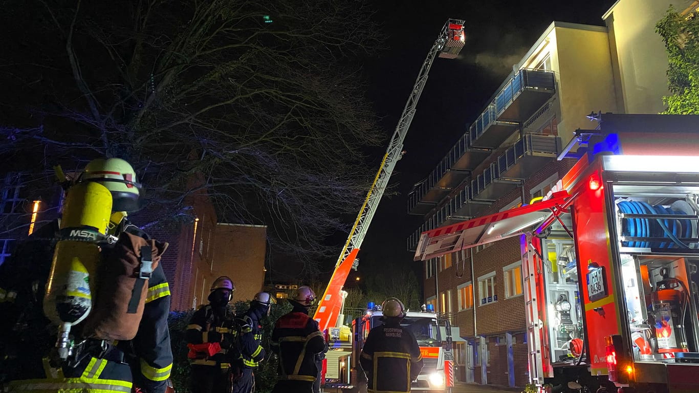 Die Feuerwehr ist mit einer Drehleiter im Einsatz: Elf Menschen mussten aus dem Haus befreit werden.