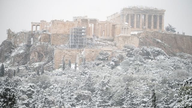 Schnee liegt auf der Akropolis bei Athen.