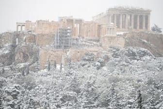 Schnee liegt auf der Akropolis bei Athen.