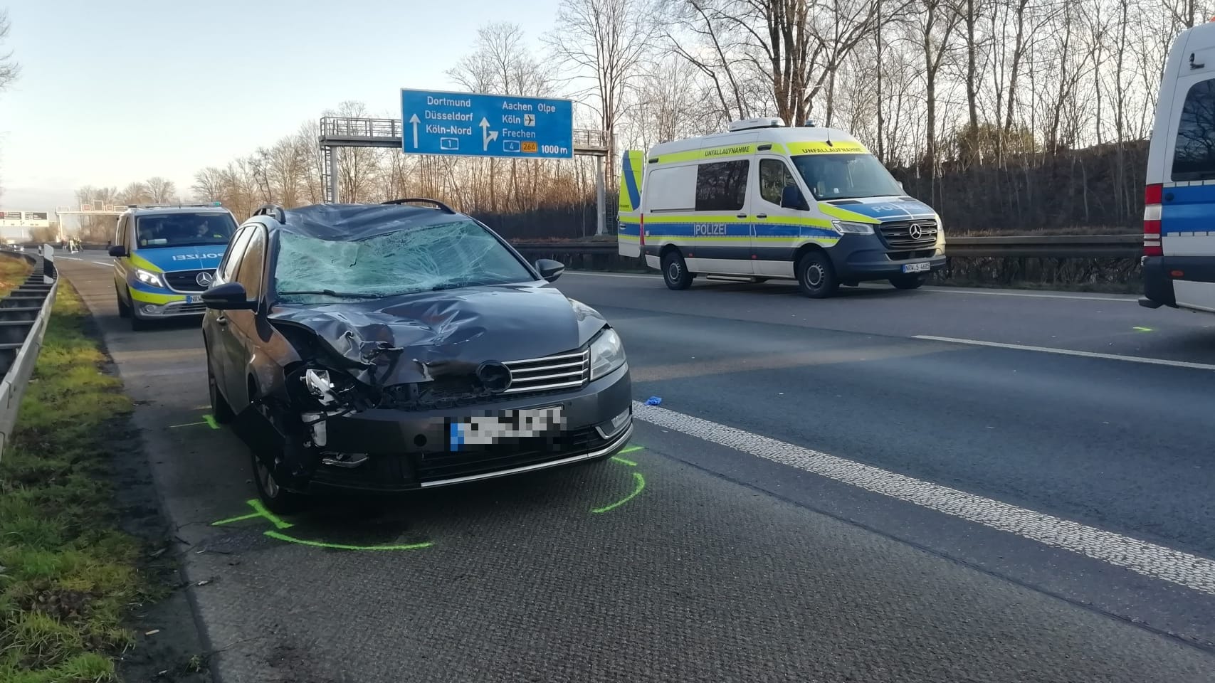 Retter bei einem Einsatz auf der A1 (Symbolbild): Ein Fußgänger ist hier am Montagmorgen bei einem Unfall ums Leben gekommen.