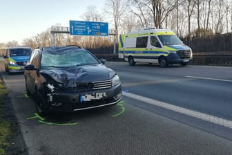 Retter bei einem Einsatz auf der A1 (Symbolbild): Ein Fußgänger ist hier am Montagmorgen bei einem Unfall ums Leben gekommen.