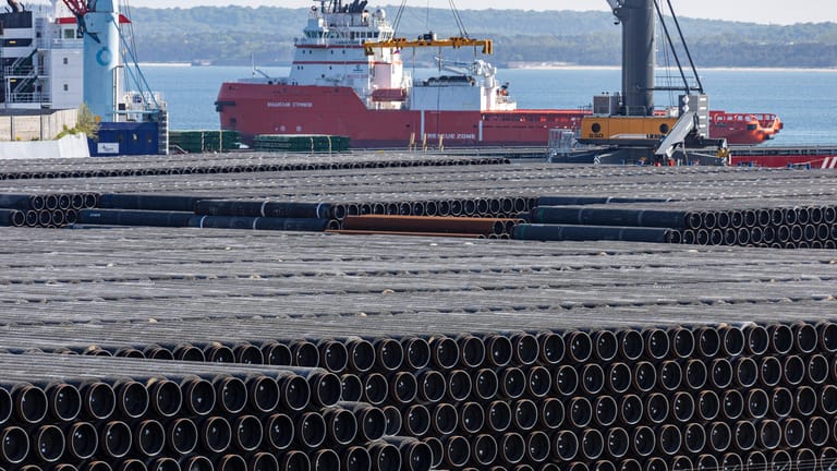 Pipelinerohre im Fährhafen Sassnitz-Mukran auf Rügen: US-Senatoren drohten auch dem Hafen mit Sanktionen.