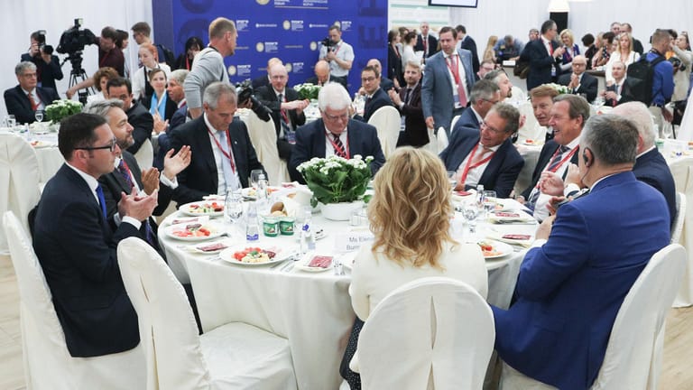 Nord-Stream-2-Business-Frühstück in St. Petersburg: Energieminister Pegel sitzt am Nebentisch, während der heutige klimapolitische Sprecher der Linksfraktion im Bundestag, Klaus Ernst, direkt neben Schröder Platz nimmt.