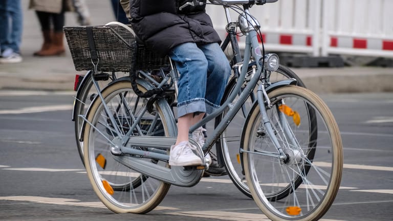 Eine Frau auf einem Fahrrad (Symbolbild): In der Corona-Krise haben viele Menschen das Rad für sich entdeckt.