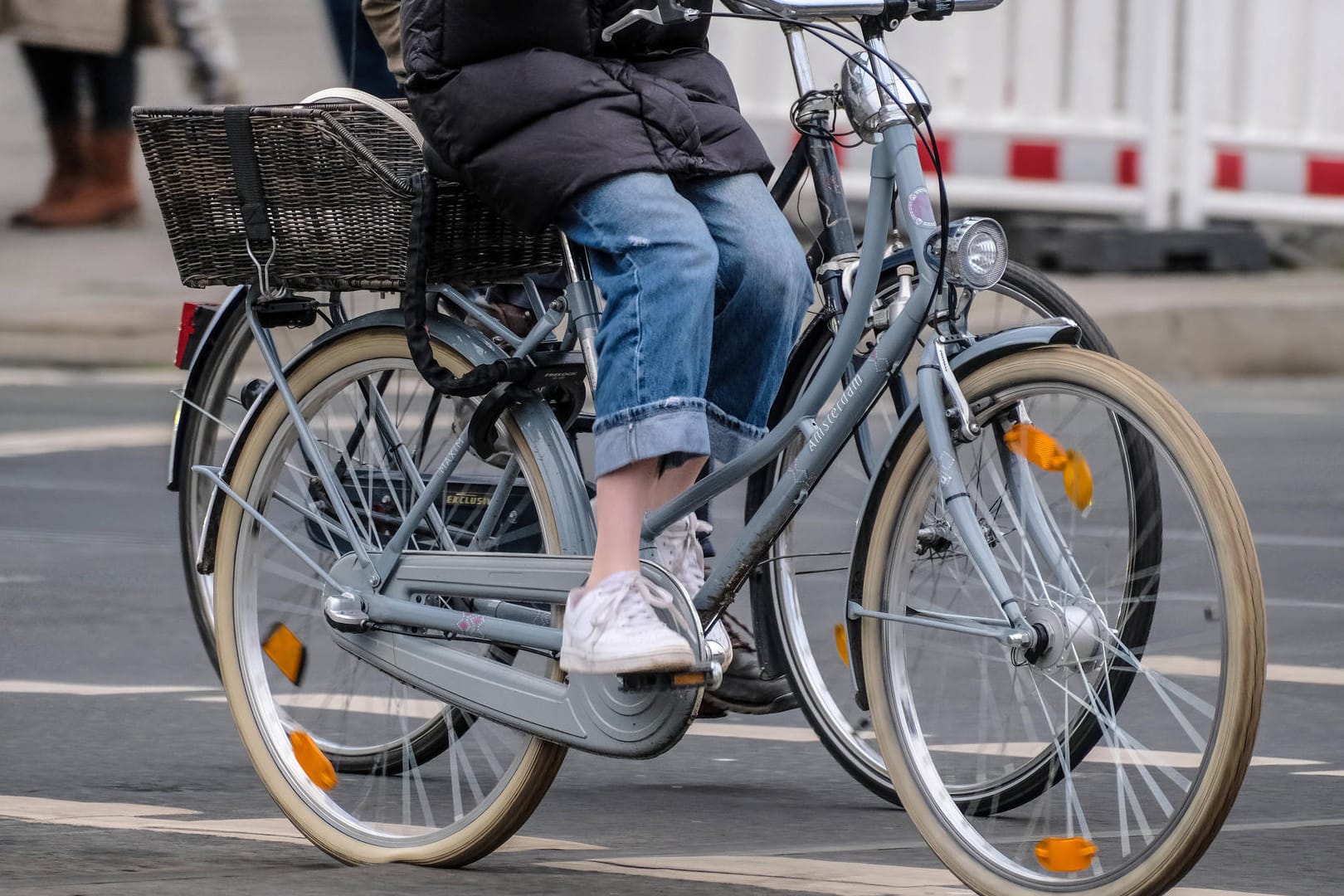 Eine Frau auf einem Fahrrad (Symbolbild): In der Corona-Krise haben viele Menschen das Rad für sich entdeckt. Eine Frau auf einem Fahrrad (Symbolbild): In der Corona-Krise haben viele Menschen das Rad für sich entdeckt.