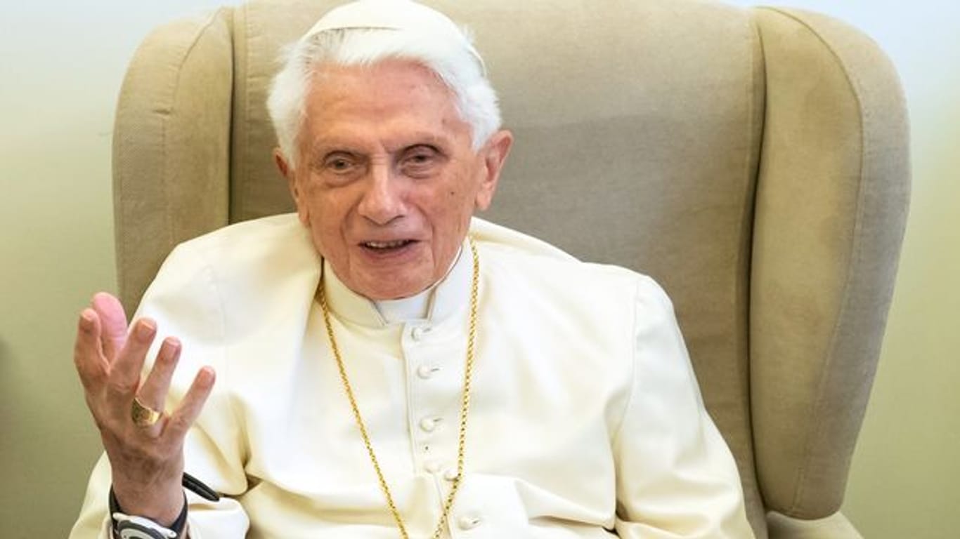 Der emeritierte Papst Benedikt XVI. spricht bei einem Interview