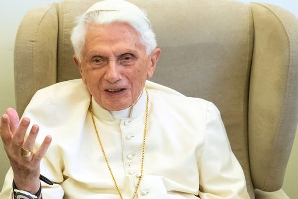 Der emeritierte Papst Benedikt XVI. spricht bei einem Interview