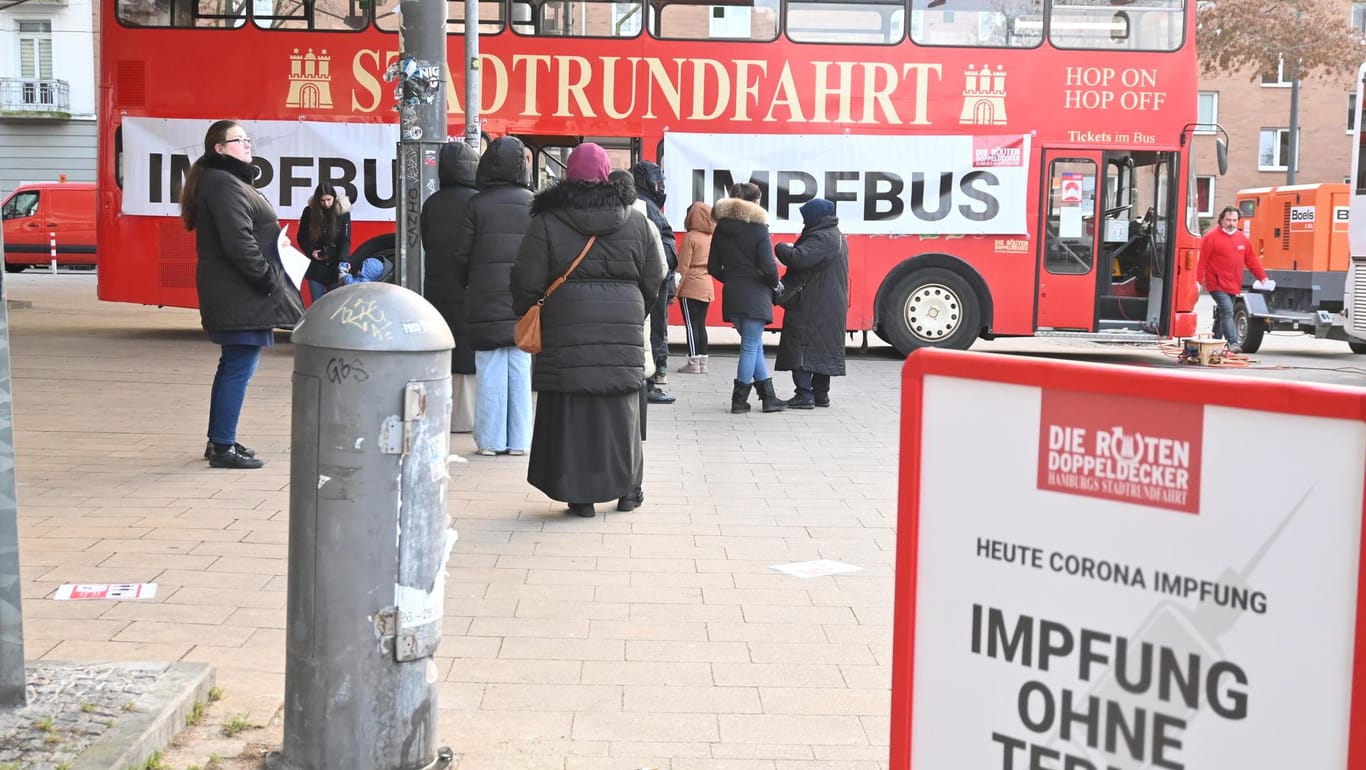 Der rote Impfbus auf dem Stübenplatz: 244,20 Euro sollen die Organisatoren der Impfaktion für die Sondernutzung zahlen.