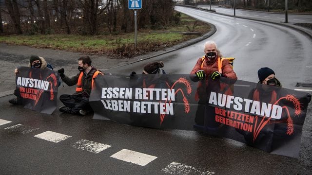 Aktivisten blockieren Autobahn-Zufahrt