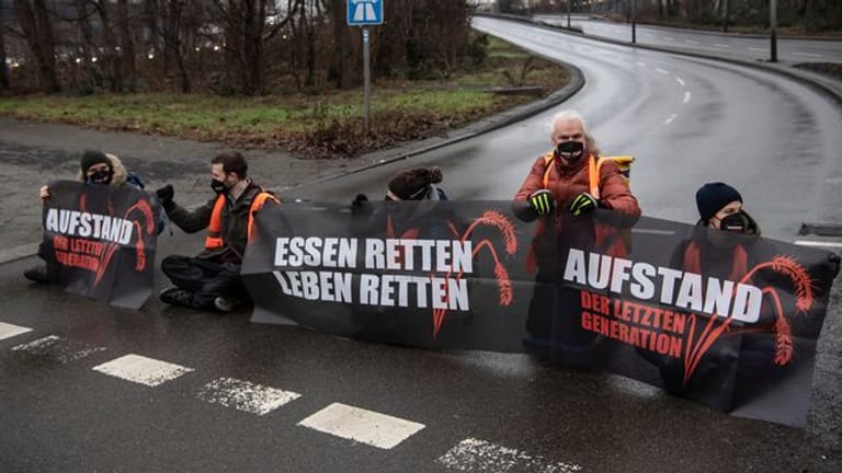 Aktivisten blockieren Autobahn-Zufahrt
