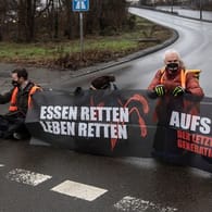 Aktivisten blockieren Autobahn-Zufahrt