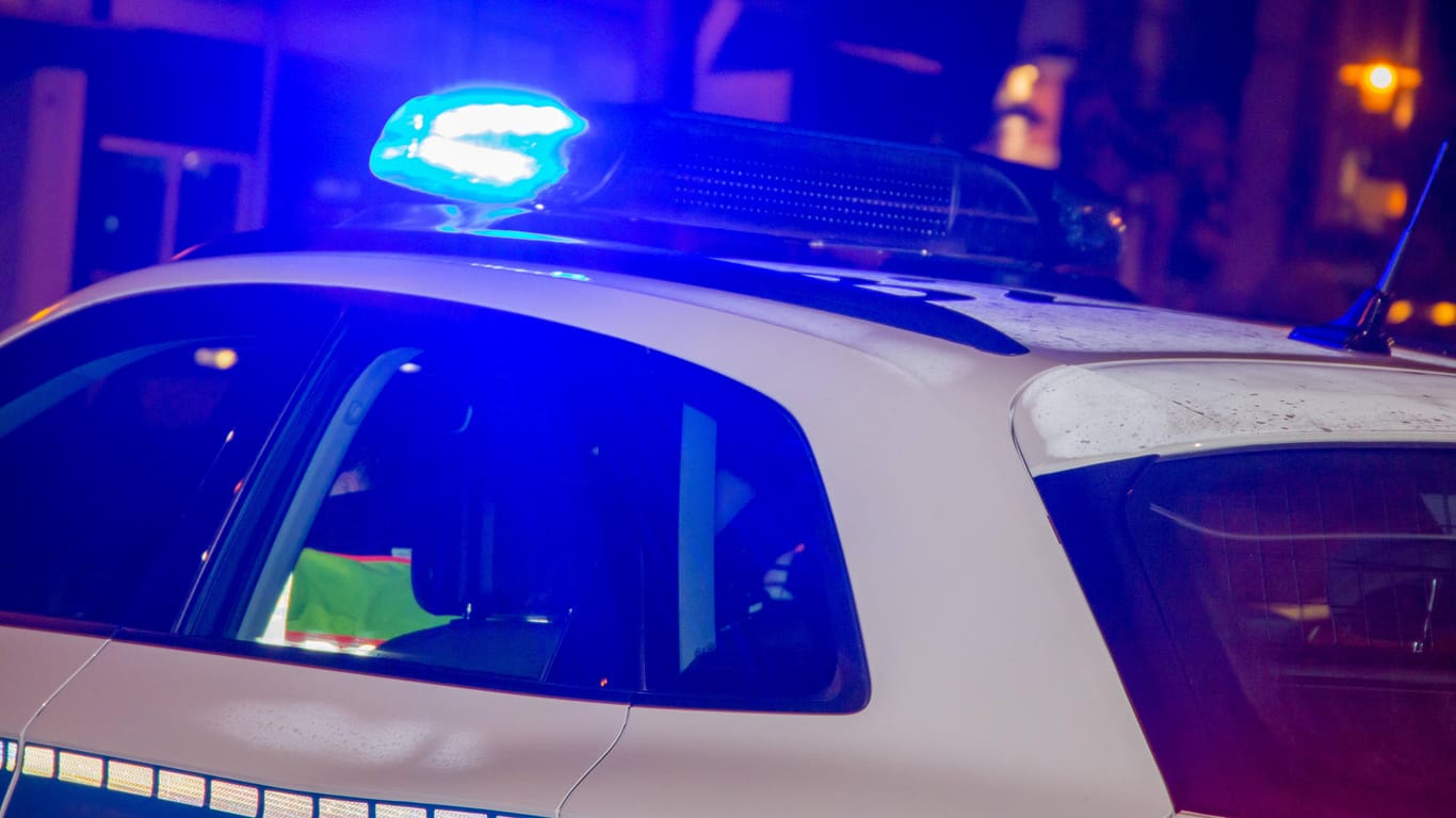 Ein Streifenwagen der Polizei in der Nacht (Symbolbild): Zeugen sahen eine bedrängte junge Frau.