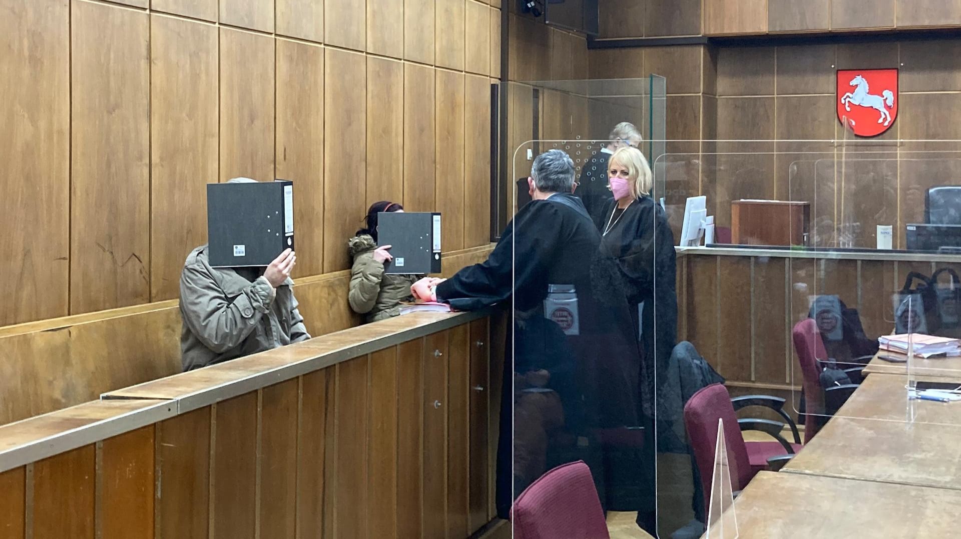 Ein 25-Jähriger (l.) und seine zwei Jahre ältere Freundin (2.v.l.) müssen sich erneut wegen Mordes vor dem Landgericht Hannover verantworten: In einem Revisionsverfahren muss das Strafmaß neu festgesetzt werden. Ein 25-Jähriger (l.) und seine zwei Jahre ältere Freundin (2.v.l.) müssen sich erneut wegen Mordes vor dem Landgericht Hannover verantworten: In einem Revisionsverfahren muss das Strafmaß neu festgesetzt werden.