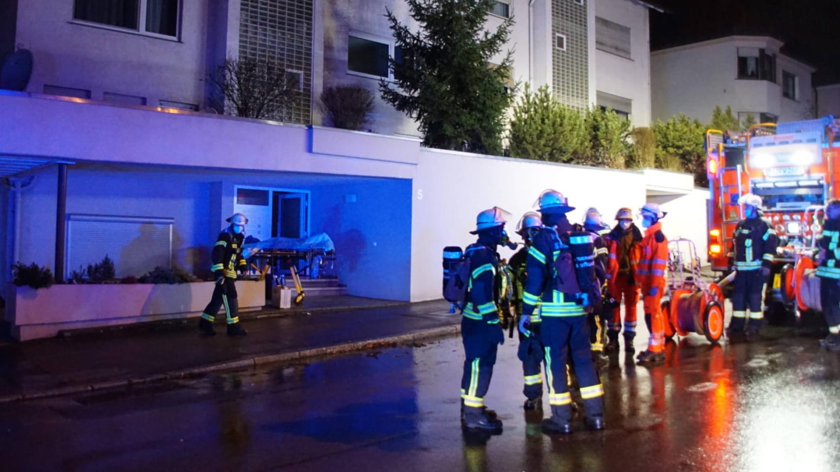 Die Feuerwehr Anfang Januar am Einsatzort: In der Wohnung lag eine tote Frau – die Polizei ermittelt wegen eines vorsätzlichen Tötungsdelikts. Die Feuerwehr Anfang Januar am Einsatzort: In der Wohnung lag eine tote Frau – die Polizei ermittelt wegen eines vorsätzlichen Tötungsdelikts.
