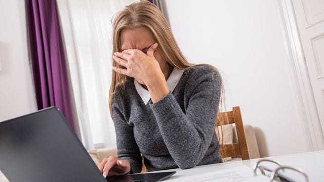 Laut einer Studie arbeiten Beschäftigte im Homeoffice öfter, obwohl sie krank sind.