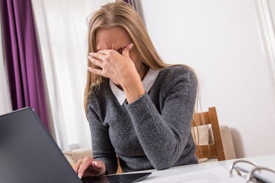 Laut einer Studie arbeiten Beschäftigte im Homeoffice öfter, obwohl sie krank sind.