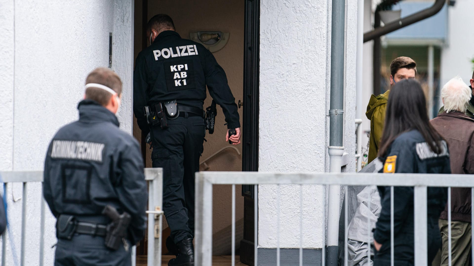 Polizeibeamte der Kriminaltechnik vor Ort: Die Kinder waren am frühen Morgen gefunden worden.