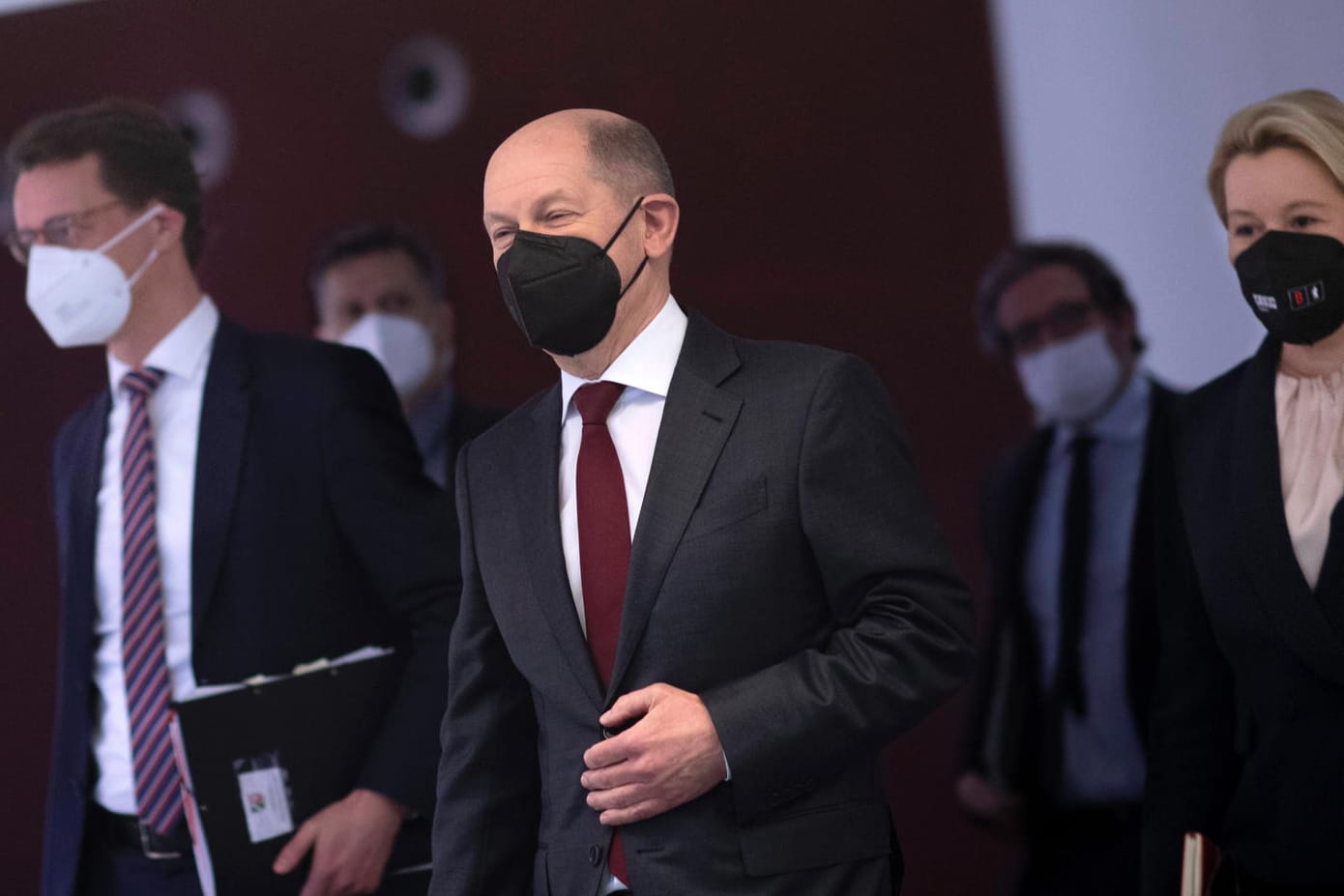 NRW-Ministerpräsident Hendrik Wüst (l.), Kanzler Olaf Scholz und Berlins Regierende Bürgermeister Franziska Giffey (Archivbild): Die Ministerpräsidentenkonferenz legt neue Richtlinien fest.