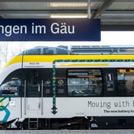 Der Zug brachte Fahrgäste von Herrenberg nach Eutingen im Gäu: Es handle sich um eine "Zukunftstechnologie", sagte Baden-Württembergs Verkehrsminister.