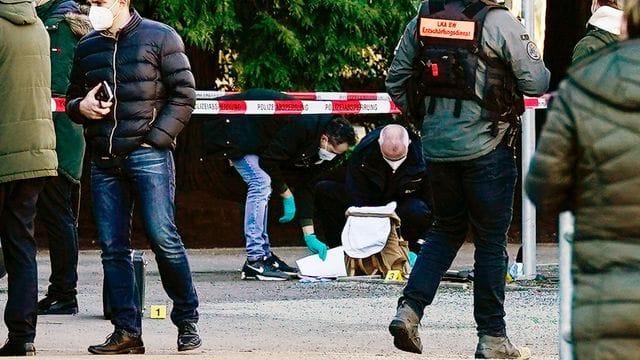 Polizeibeamte sichern Spuren am Gelände des Botanischen Gartens der Heidelberger Universität. Polizeibeamte sichern Spuren am Gelände des Botanischen Gartens der Heidelberger Universität.