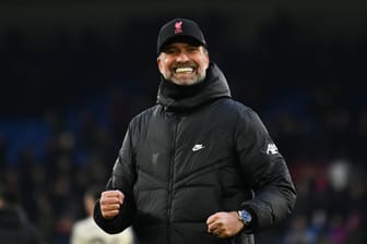 Jürgen Klopp: Der Liverpool-Trainer freut sich über den Auswärtssieg bei Crystal Palace und hatte später noch ein besonderes Geschenk für die Fans parat.