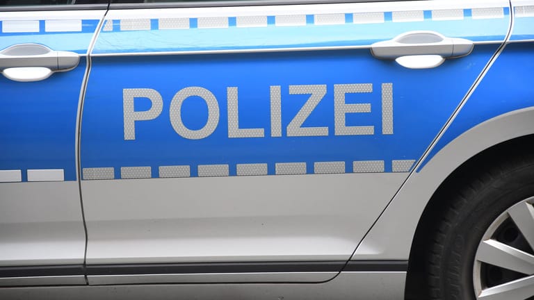 Ein Polizeiwagen in Bremen (Symbolbild): Die Gruppen sollen verfeindet sein.